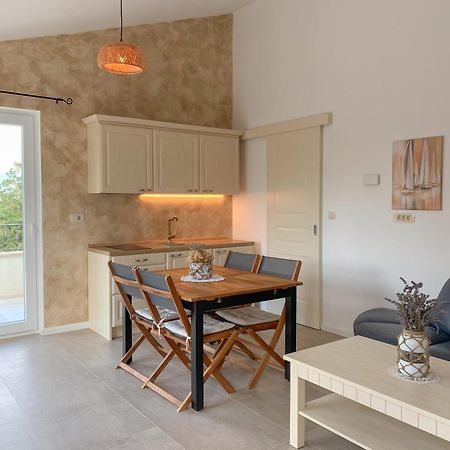 Villa Alara - Charming Villa With Heated Swimming Pool Milohnici Exteriör bild
