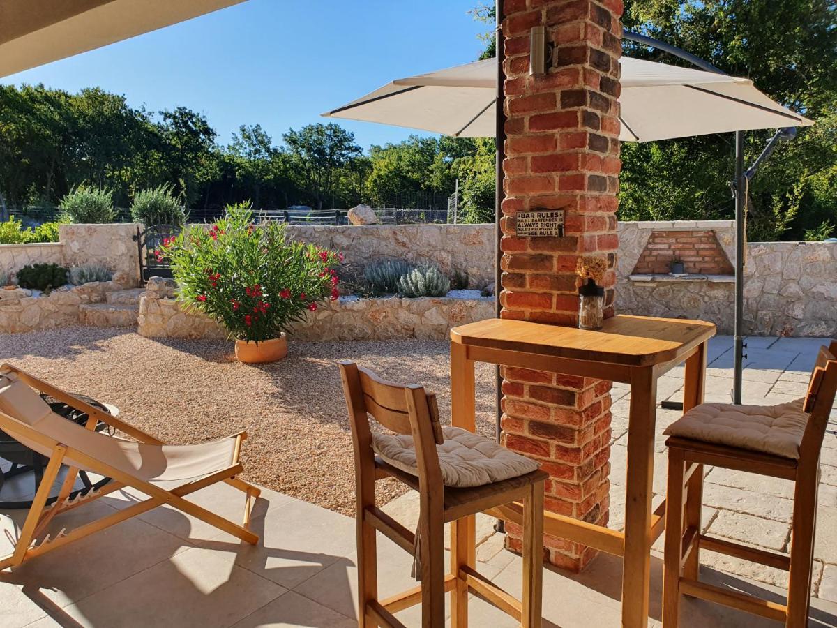 Villa Alara - Charming Villa With Heated Swimming Pool Milohnici Exteriör bild