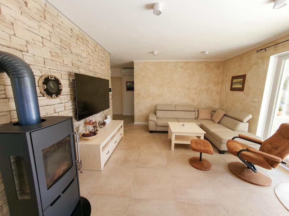 Villa Alara - Charming Villa With Heated Swimming Pool Milohnici Exteriör bild