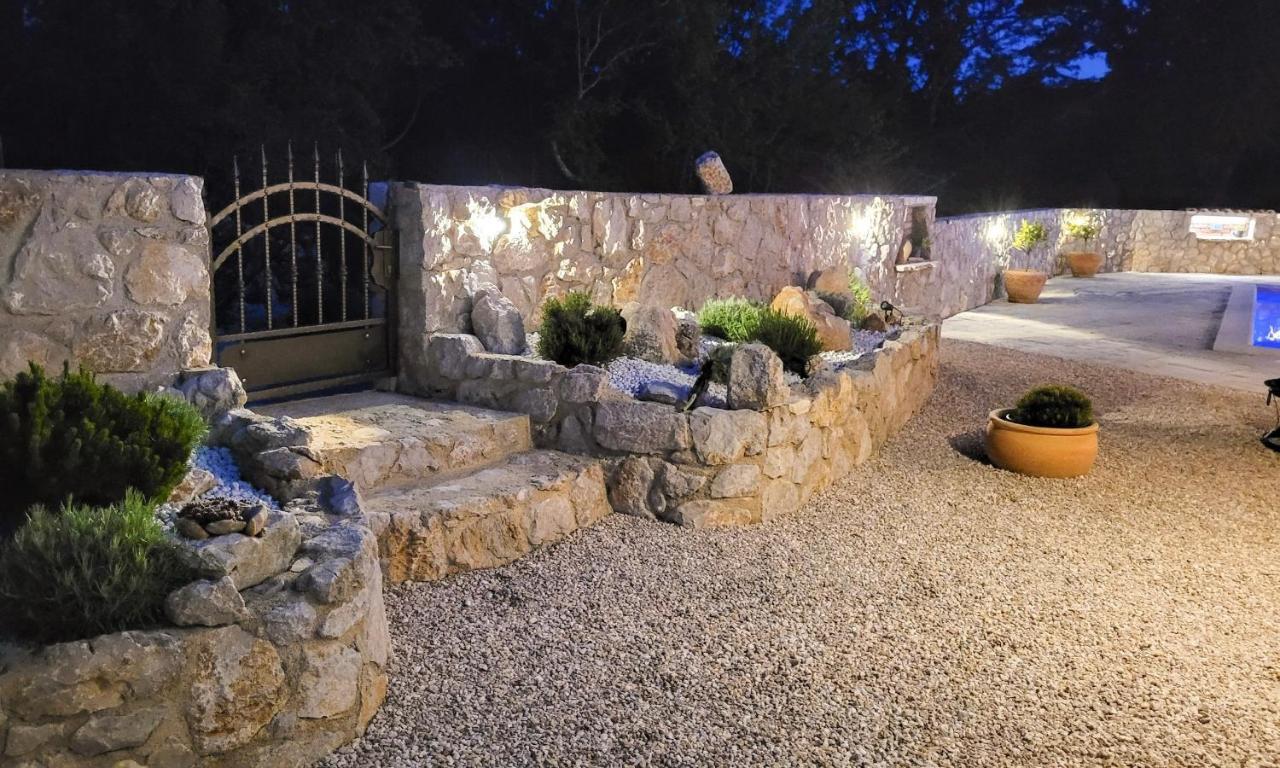 Villa Alara - Charming Villa With Heated Swimming Pool Milohnici Exteriör bild
