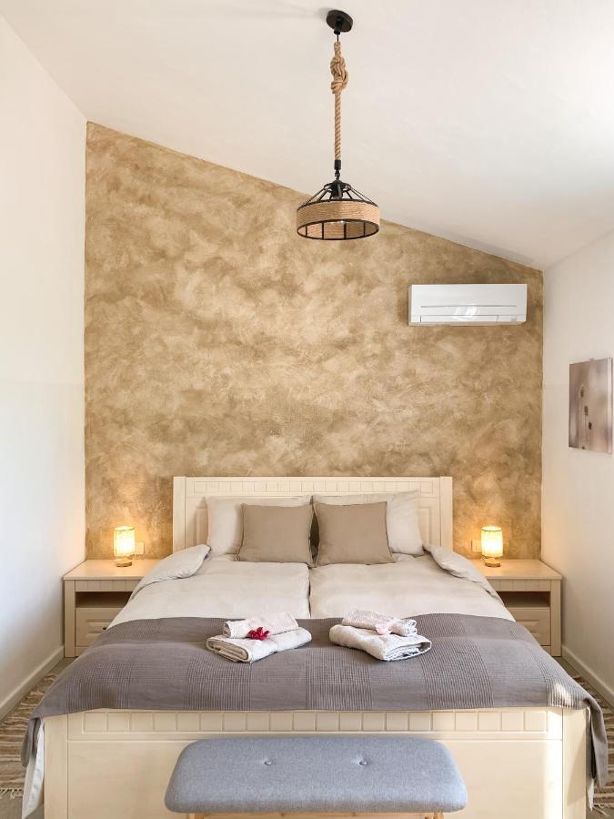 Villa Alara - Charming Villa With Heated Swimming Pool Milohnici Exteriör bild